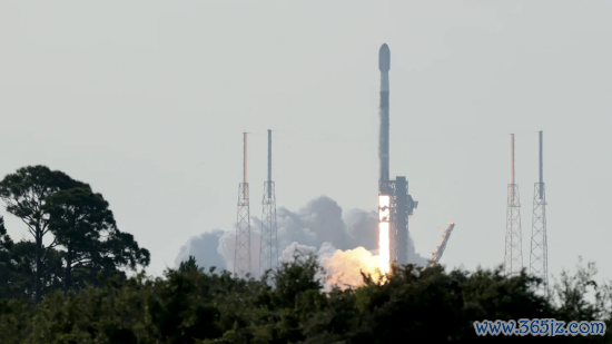 佛罗里达州卡纳维拉尔角天际军基地，2026 年 6 月 12 日，SpaceX 猎鹰 9 号火箭从 40 号航天辐射工位升起。当日 SpaceX 崇敬登陆纳斯达克，刊行价每股 135 好意思元，创下史上领域最大 IPO 记载。